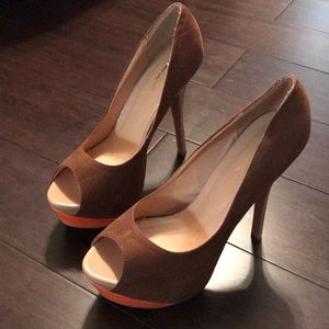 Brown orange and beige pump